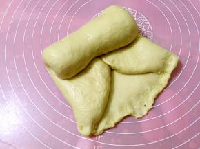 自上而下卷起，收口压薄捏紧