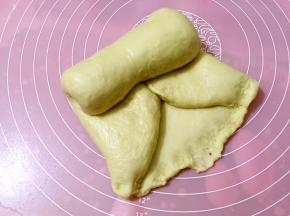 自上而下卷起，收口压薄捏紧
