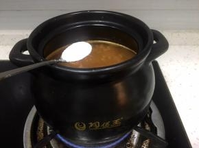 小火熬制汤加一勺盐调味，将生姜剁碎放入