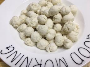 准备一个盘子，将面粉搓成小丸子