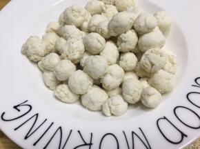 准备一个盘子，将面粉搓成小丸子