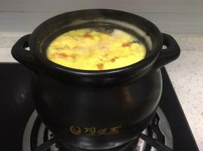 鸡蛋入煲用筷子快速搅拌，关火