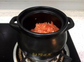 准备一个煲，将西红柿丁放入煲中