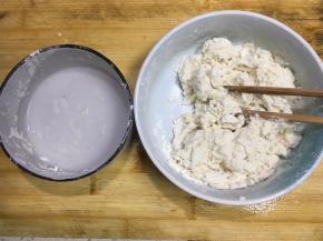 准备一个大碗，将面粉倒入碗中，用筷子和水将面粉搅拌成絮状。