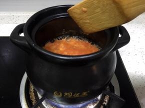 小火熬，用木铲压西红柿直到西红柿出汁，没多少颗粒感时