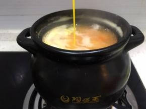 鸡蛋打散，将鸡蛋液倒入煲中