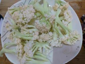 花菜洗净，掰成小朵。