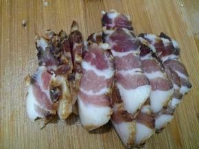 腊肉用水稍微冲洗，切成薄片。