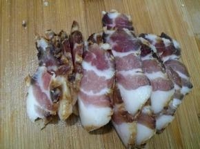 腊肉用水稍微冲洗，切成薄片。