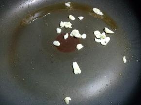 锅烧热下油，放入蒜瓣爆香。