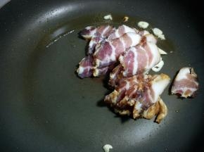 下入腊肉煸炒。