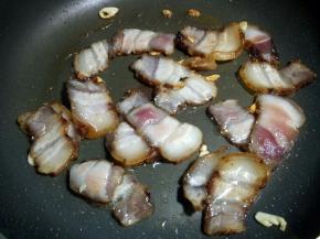 炒至腊肉变色。