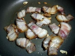 炒至腊肉变色。