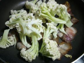 放入花菜翻炒。