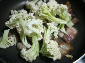 放入花菜翻炒。