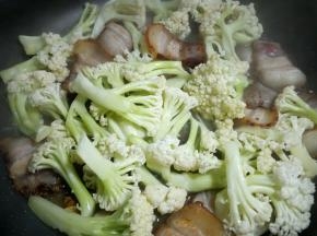 加少量开水，继续翻炒。