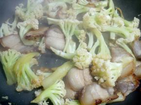 加少许盐、胡椒粉翻炒均匀。