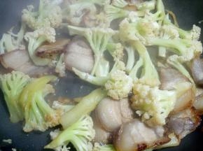 加少许盐、胡椒粉翻炒均匀。