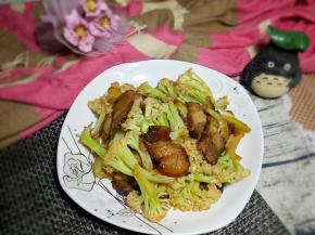 一道美味的腊肉花菜制作完成。