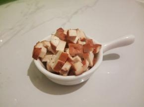 豆干切块，再切小丁