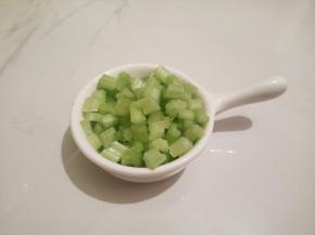 芹菜摘去叶子，切丁