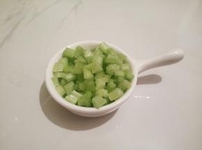 芹菜摘去叶子，切丁
