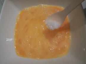 鸡蛋2个，加一点点盐