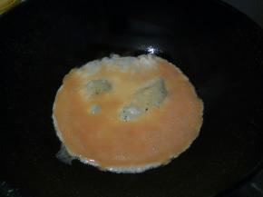 锅里放油，油热，倒鸡蛋液