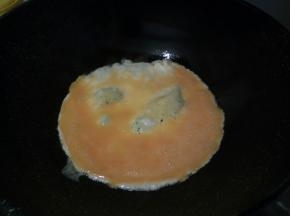 锅里放油，油热，倒鸡蛋液