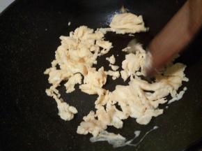 用铲子快速翻炒散开，再盛盘