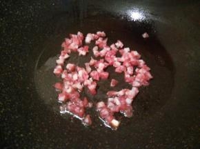 锅里放少许油，放腊肠翻炒