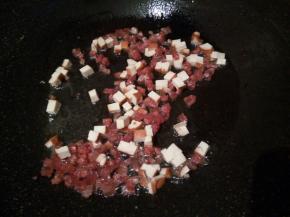 把腊肠里的肥油炒出来，加豆干翻炒