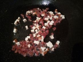 把腊肠里的肥油炒出来，加豆干翻炒