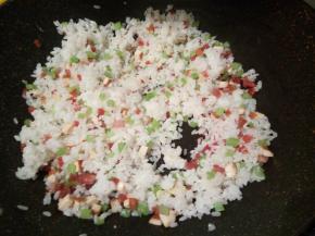 加米饭翻炒至松散