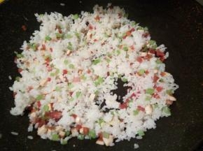 加米饭翻炒至松散