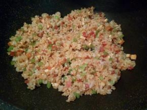 加生抽调味，翻炒均匀，出锅