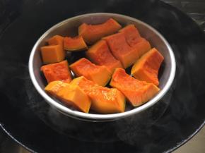 准备一个蒸锅中火放入南瓜蒸20分钟，蒸熟南瓜，（用勺子轻轻一刮南瓜肉就下来了，取下的南瓜肉备用）