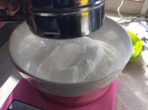 准备一个干净的大碗，筛入低筋面粉