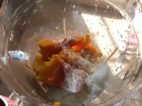 将南瓜肉、奶油、砂糖、酸奶一起倒入搅拌机里，搅拌至光滑细腻糊糊