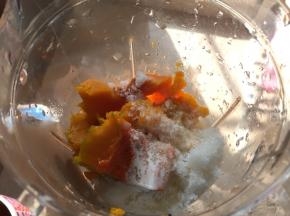 将南瓜肉、奶油、砂糖、酸奶一起倒入搅拌机里，搅拌至光滑细腻糊糊