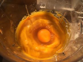 加入一个全蛋液，再一起放搅拌机搅拌均匀