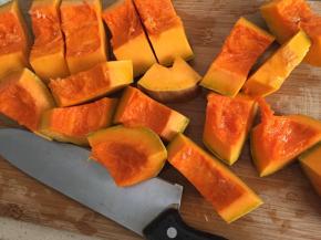 南瓜洗净切块（可切去皮，但皮比较硬，我是南瓜蒸好熟时了后后在去皮的）