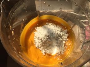 最后筛入低筋面粉搅拌均匀至可流动的糊糊液体