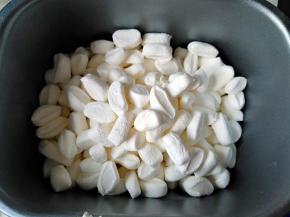 将棉花糖剪成小块，放入面包桶