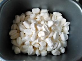 将棉花糖剪成小块，放入面包桶