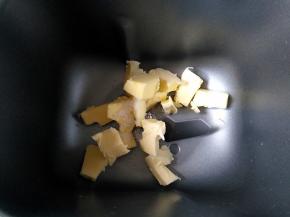 将黄油和盐放入面包桶