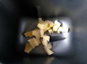 将黄油和盐放入面包桶