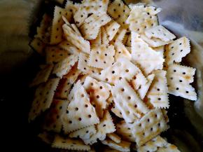 将苏打饼干掰成小块备用