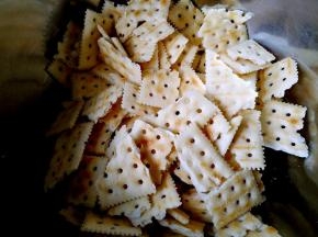 将苏打饼干掰成小块备用