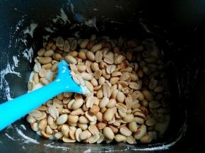 加入花生仁和芝麻